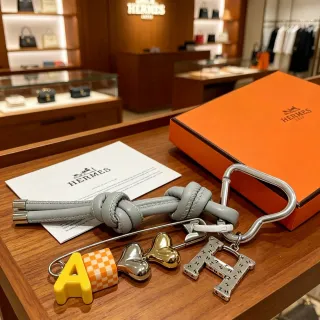 Hermès Petit H Charm ধূসর বহুরঙা বাঁধা চামড়া স্ট্র্যাপ সমাবেশ ব্রোচ