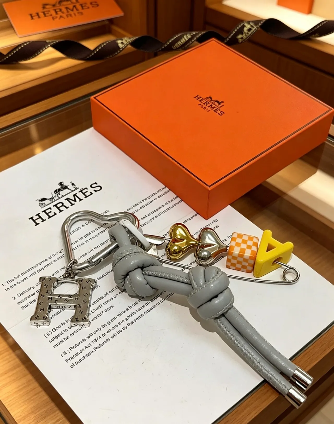 Hermès Petit H Charm ধূসর বহুরঙা বাঁধা চামড়া স্ট্র্যাপ সমাবেশ ব্রোচ 6