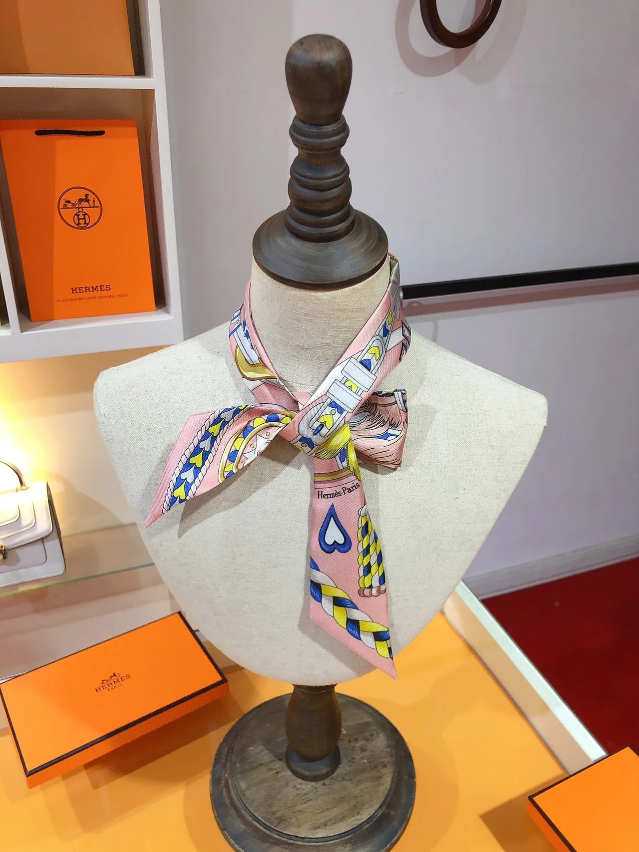 Hermès গোলাপি মাল্টিকালার প্রিন্টেড সংকীর্ণ আয়তাকার সিল্ক স্কার্ফ 1