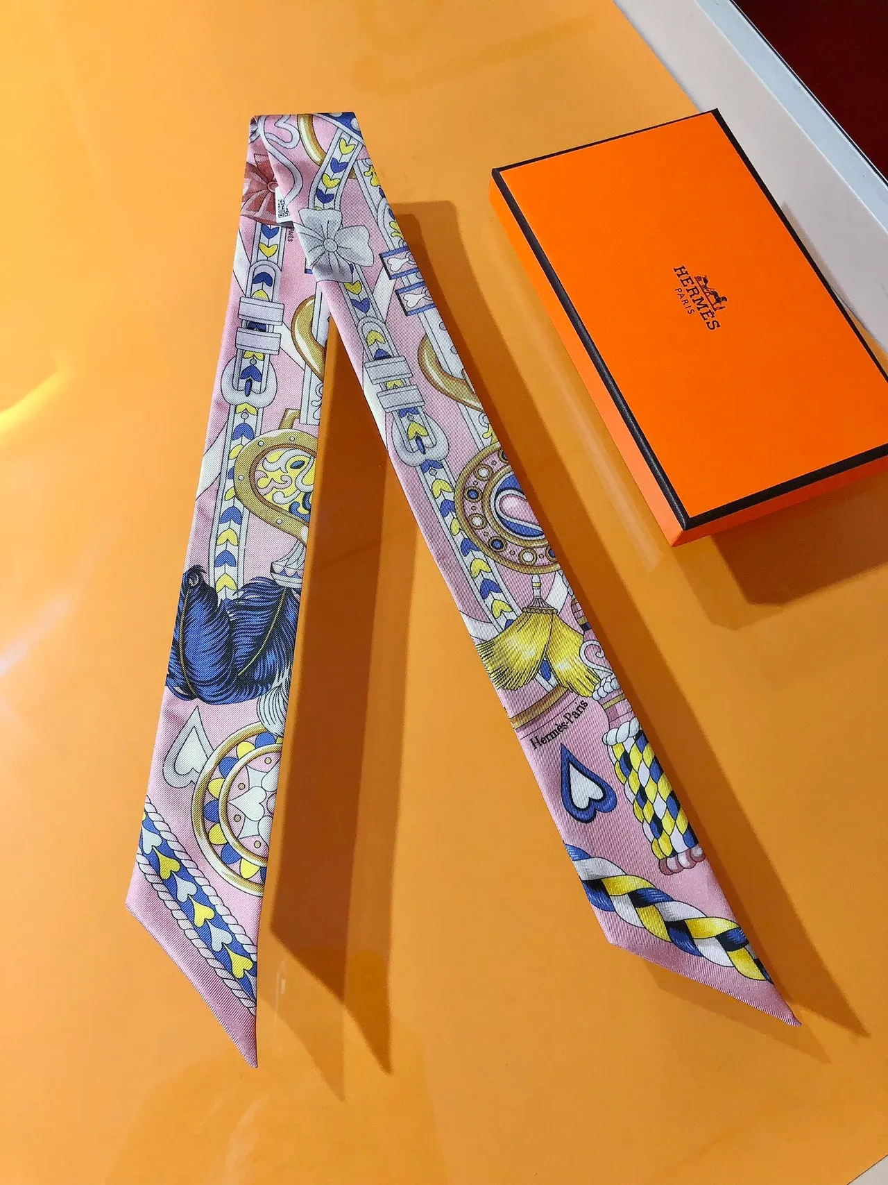 Hermès গোলাপি মাল্টিকালার প্রিন্টেড সংকীর্ণ আয়তাকার সিল্ক স্কার্ফ 4