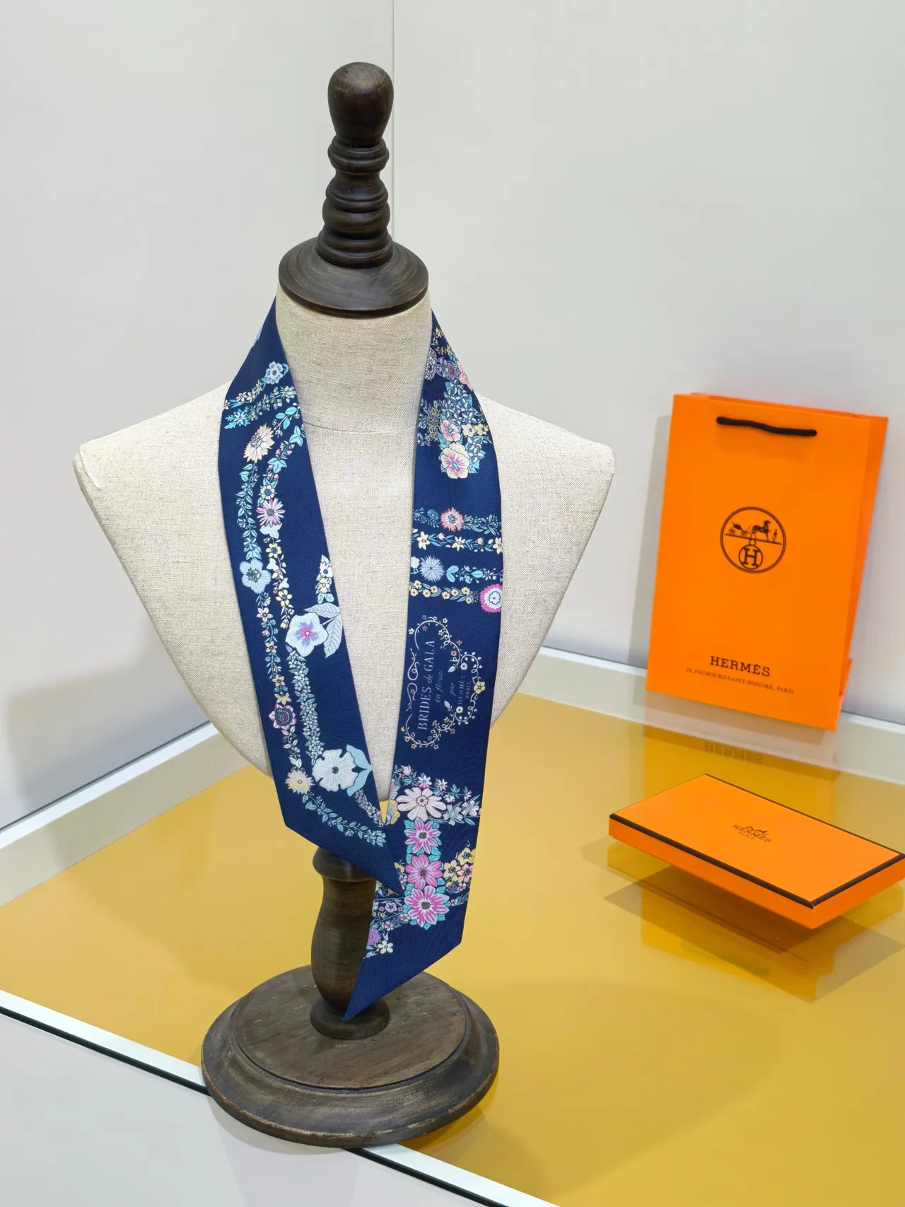 Hermès Twilly Écharpe de Soie Bleu Marine Ruban Étroit Impression Bidirectionnelle 2