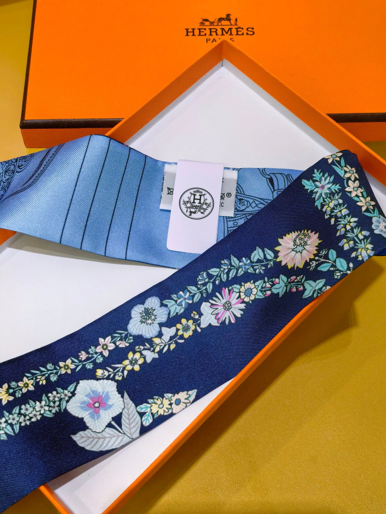 Hermès Twilly Écharpe de Soie Bleu Marine Ruban Étroit Impression Bidirectionnelle 4
