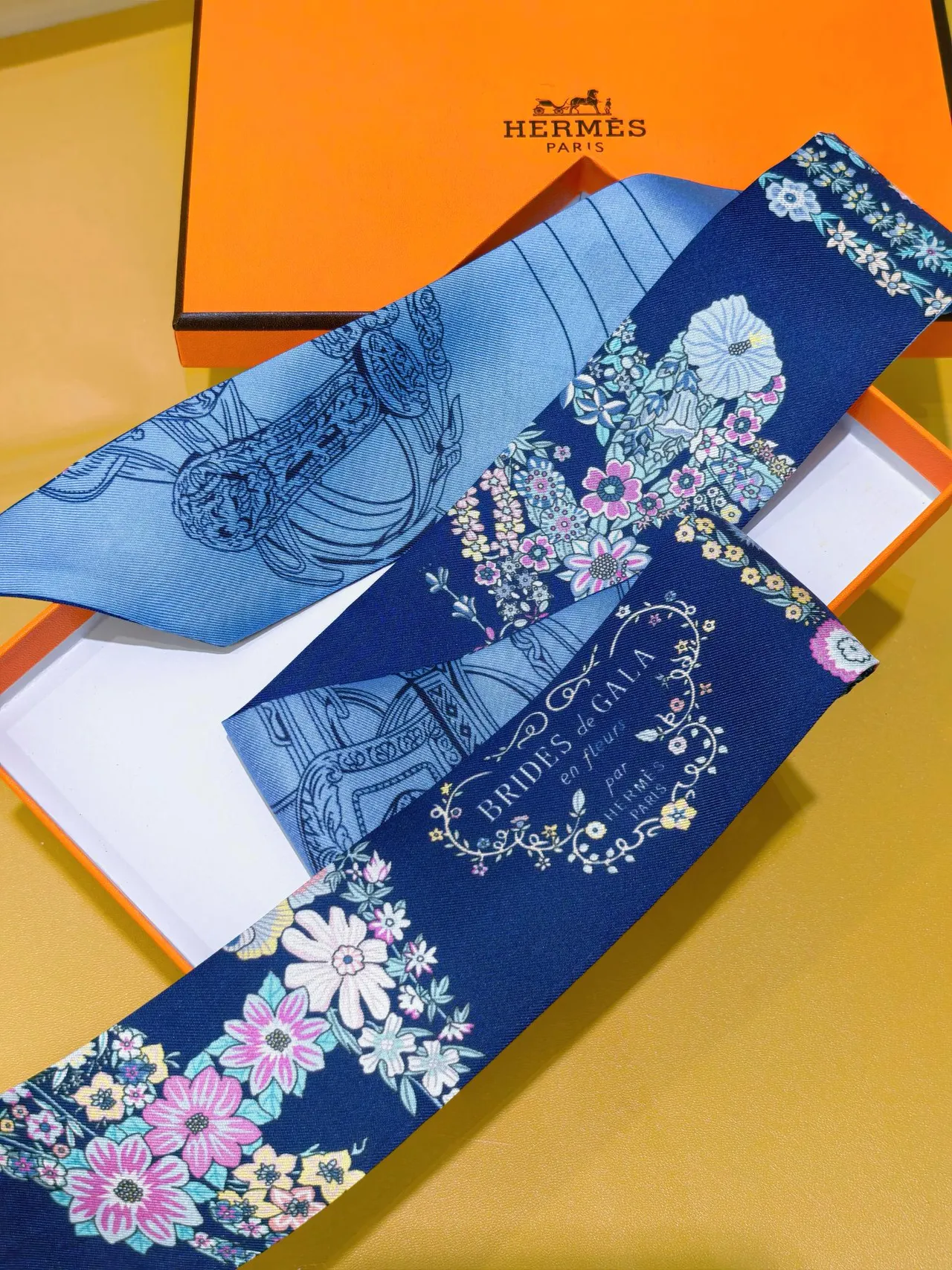 Hermès Twilly Écharpe de Soie Bleu Marine Ruban Étroit Impression Bidirectionnelle 5