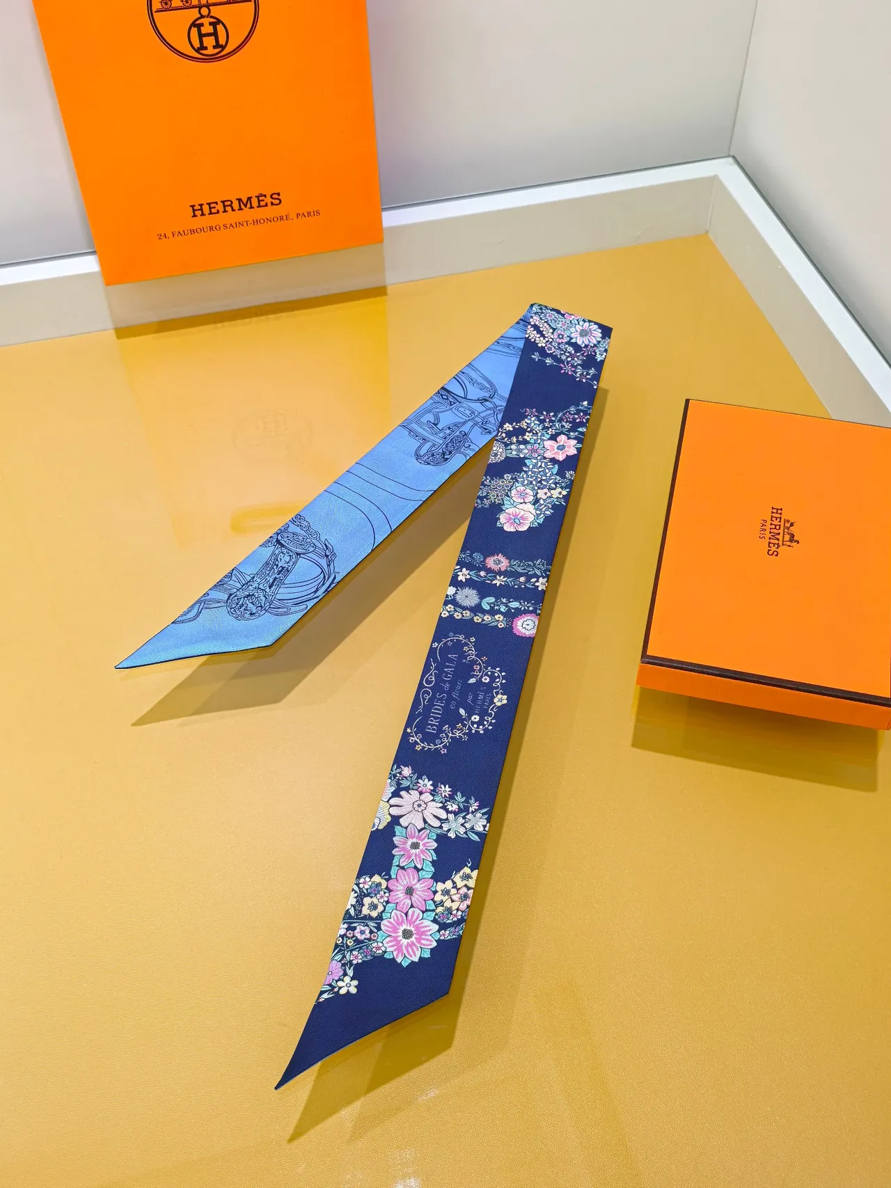 Hermès Twilly Écharpe de Soie Bleu Marine Ruban Étroit Impression Bidirectionnelle 7