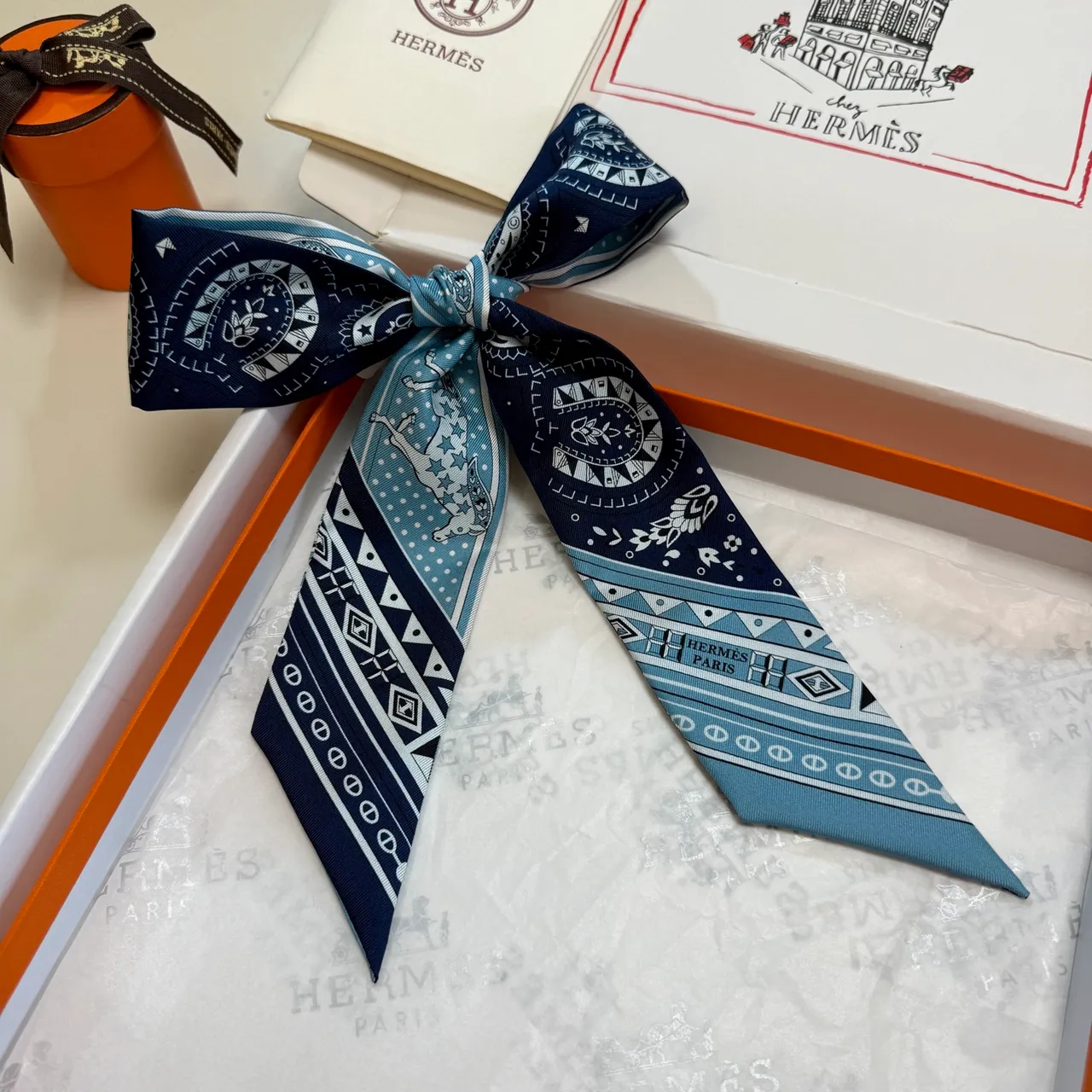 Hermès Twilly Écharpe Marine Blanc Étroit Motifs Paisley Et Équestres En Soie 2