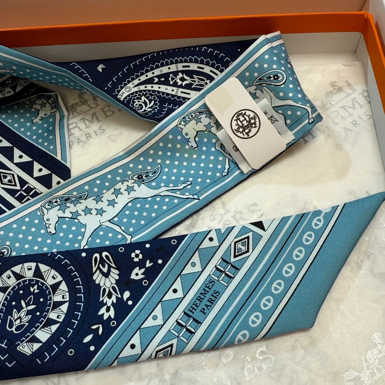 Hermès Twilly Écharpe Marine Blanc Étroit Motifs Paisley Et Équestres En Soie 3