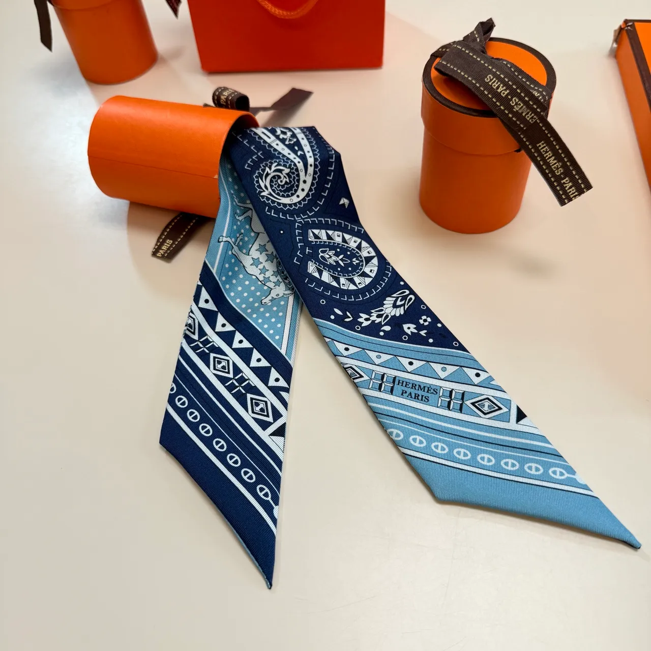 Hermès Twilly Écharpe Marine Blanc Étroit Motifs Paisley Et Équestres En Soie 5