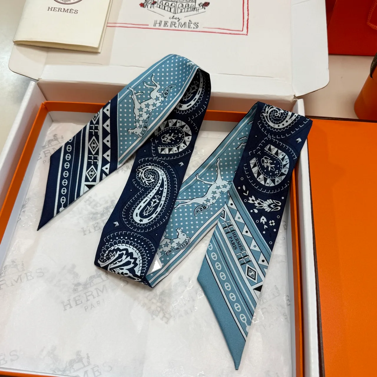Hermès Twilly Écharpe Marine Blanc Étroit Motifs Paisley Et Équestres En Soie 6