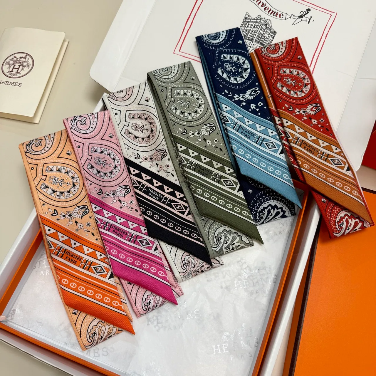 Hermès Twilly Écharpe Marine Blanc Étroit Motifs Paisley Et Équestres En Soie 8