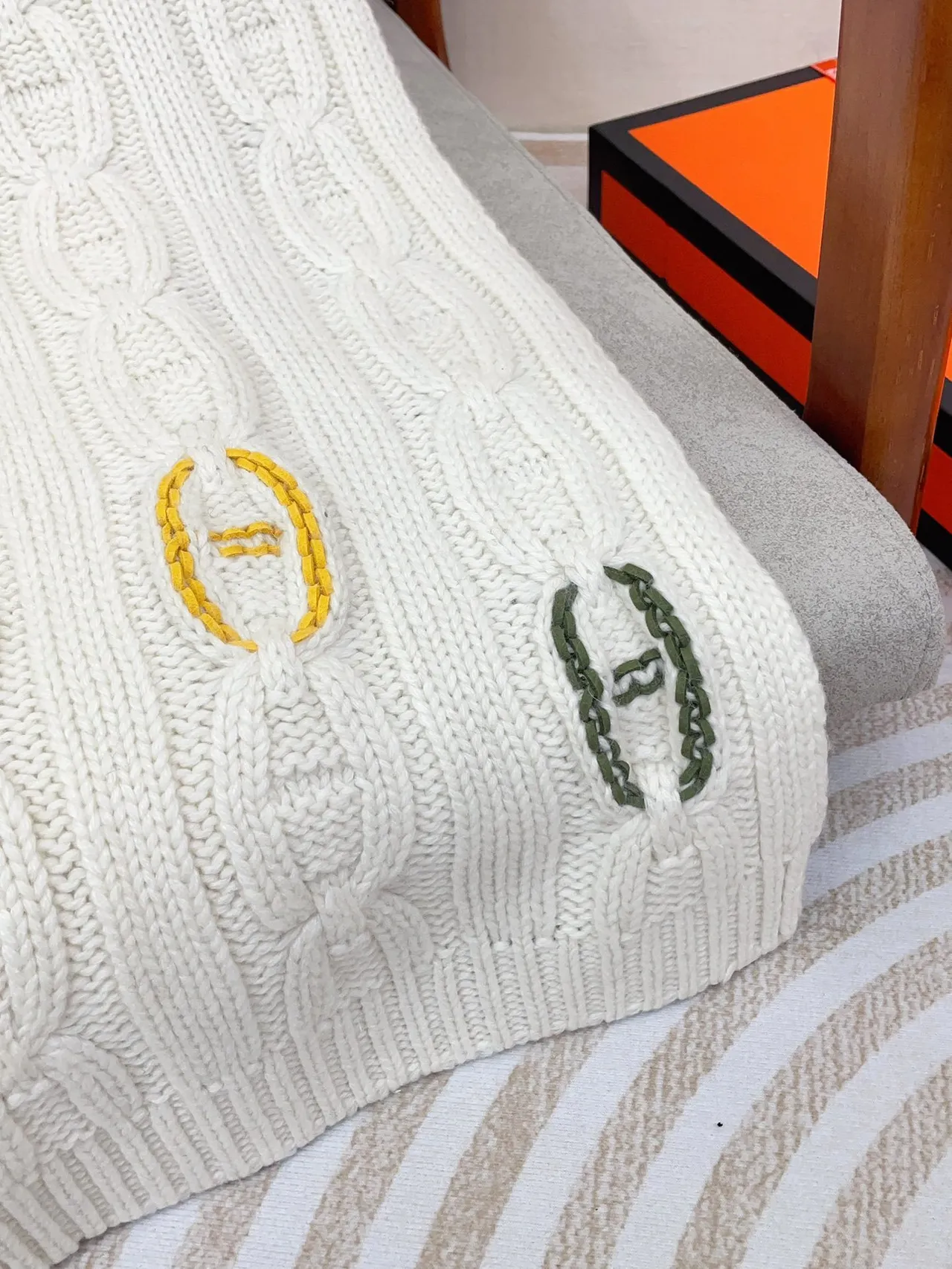 Hermès Blanc et Or Cable-Knit Brodés H-Link Motifs Écharpe en Cachemire 9