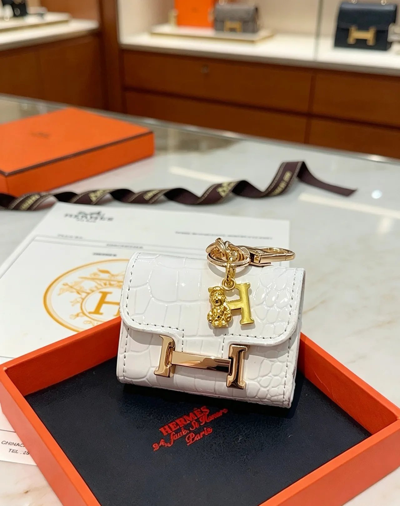 Hermès Ouro Branco Couro Embossado de Crocodilo Fecho em Forma de H Porta-moedas 2