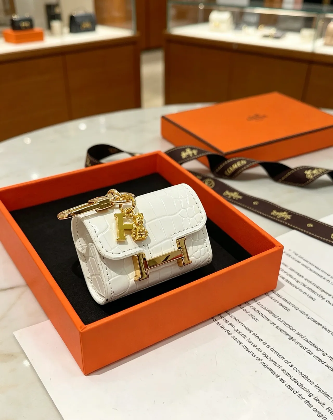 Hermès Ouro Branco Couro Embossado de Crocodilo Fecho em Forma de H Porta-moedas 3