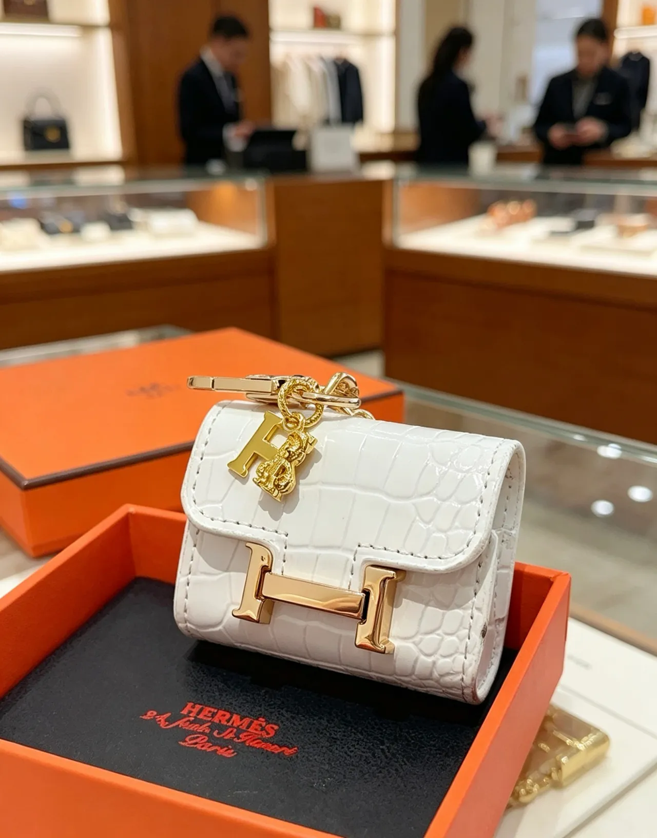 Hermès Ouro Branco Couro Embossado de Crocodilo Fecho em Forma de H Porta-moedas 6