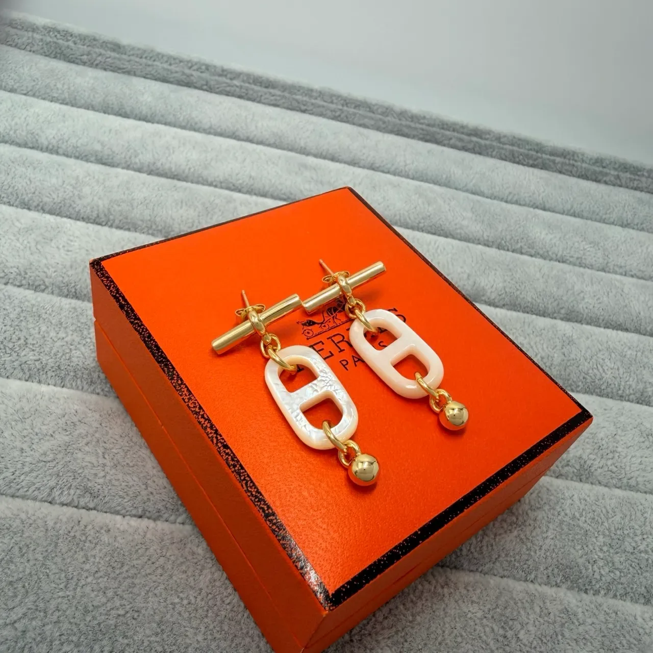 أقراط Hermès ذهب أبيض إغلاق تيجل لؤلؤ أمي حلقات بيضاوية 2
