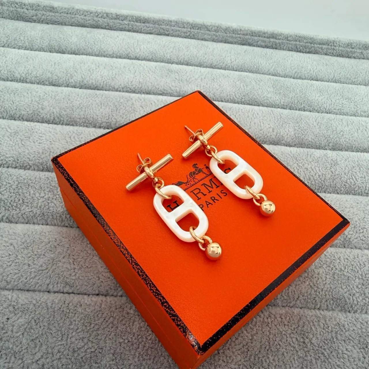 أقراط Hermès ذهب أبيض إغلاق تيجل لؤلؤ أمي حلقات بيضاوية 4
