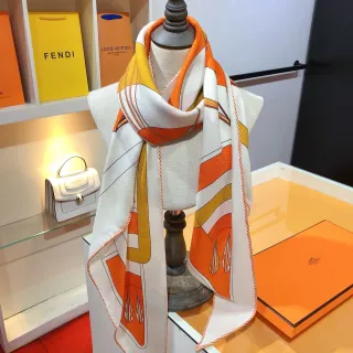 Hermès सफेद नारंगी ज्यामितीय प्रिंट डबल-फेस्ड सिल्क स्कार्फ