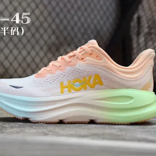Hoka Zapatillas de running con upper de tejido ingenierado en color beige rosa y midsole gradient