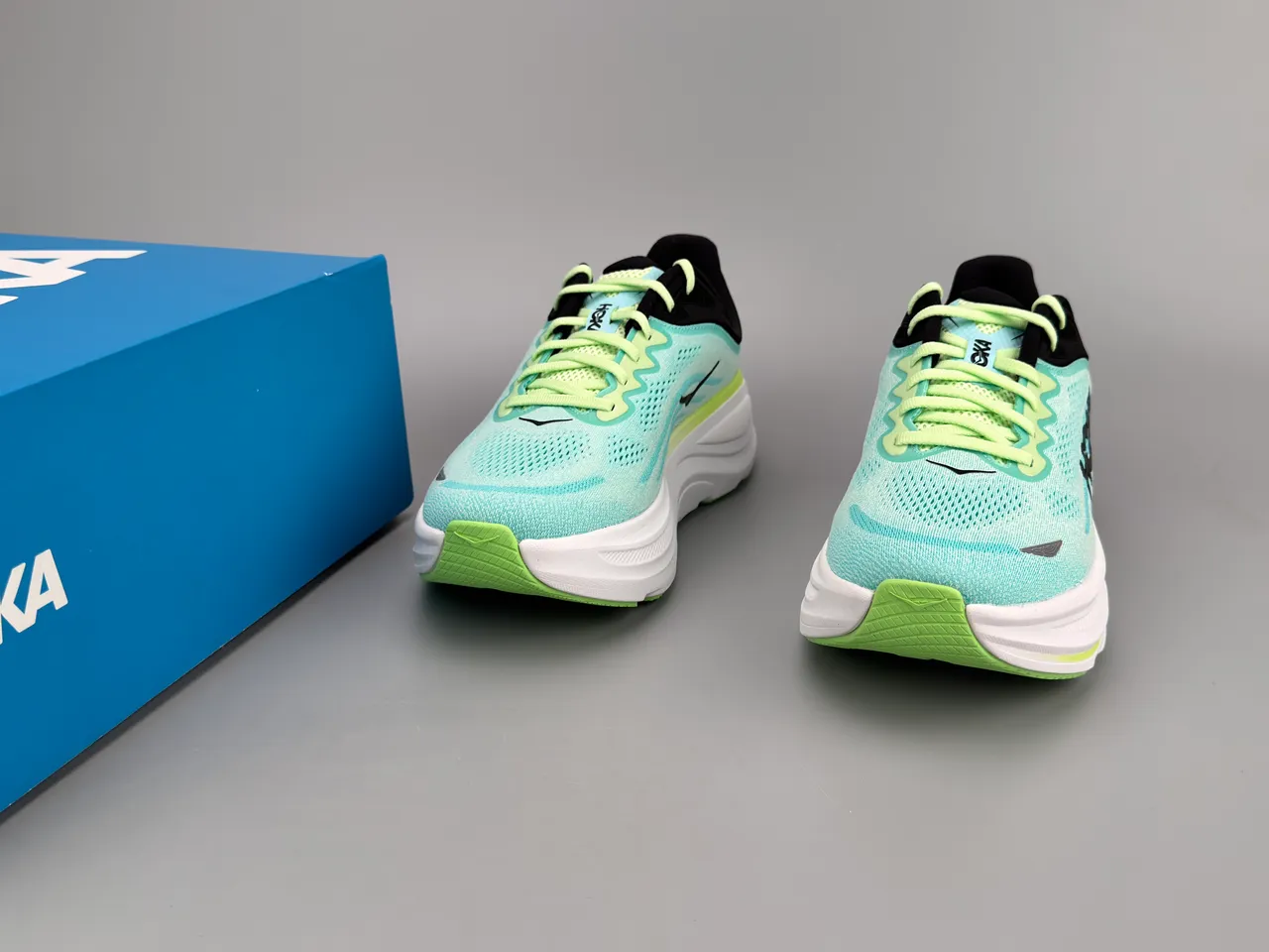 Hoka Tênis de corrida com upper de knit azul verde sola média espessa branca 3