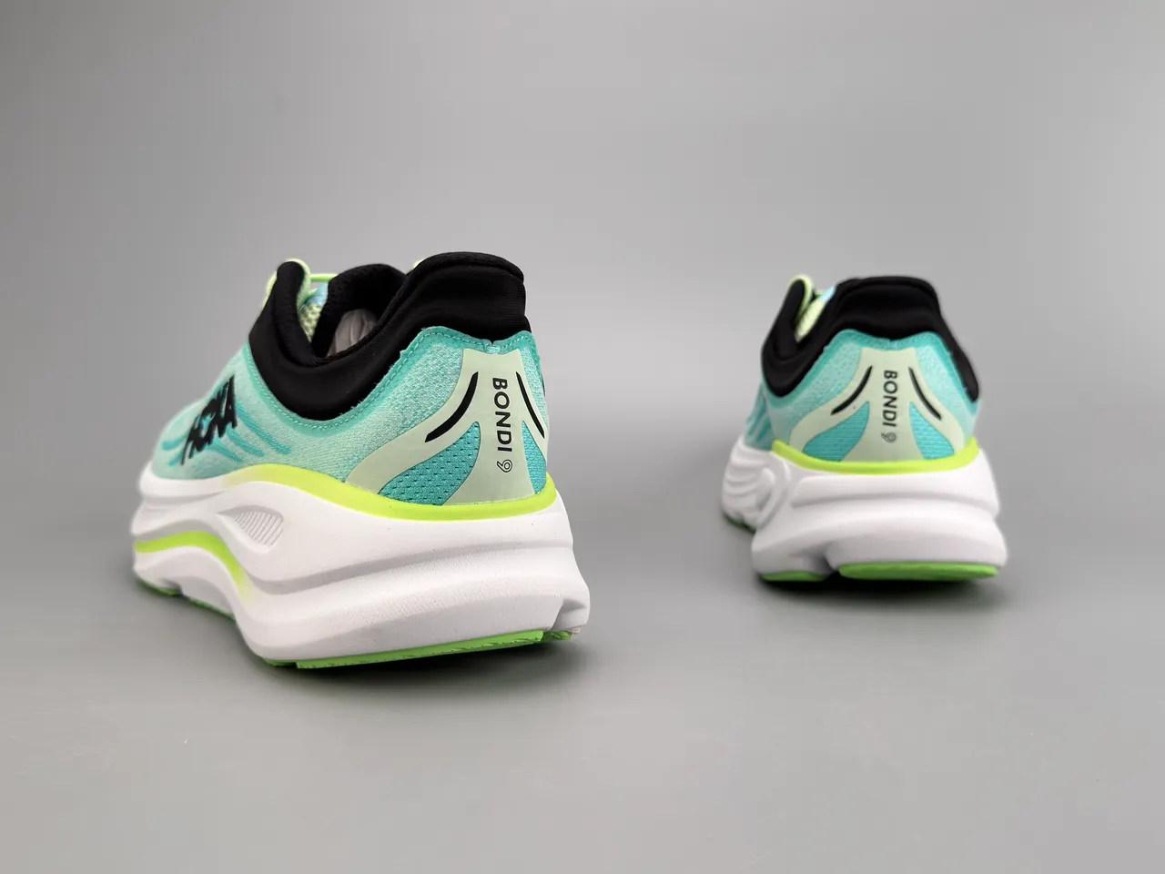 Hoka Tênis de corrida com upper de knit azul verde sola média espessa branca 7