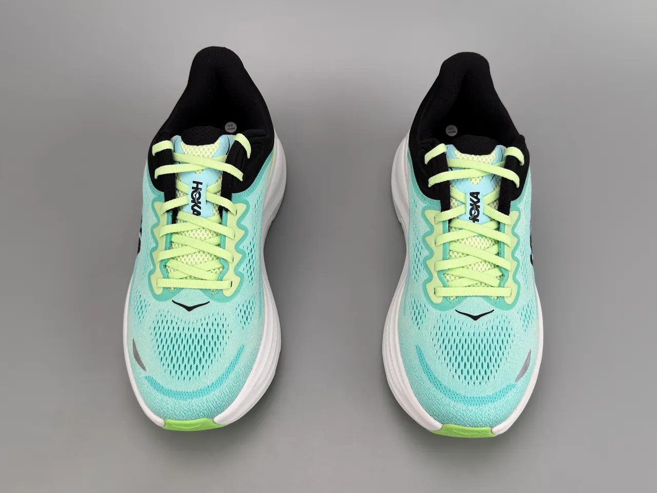 Hoka Tênis de corrida com upper de knit azul verde sola média espessa branca 9