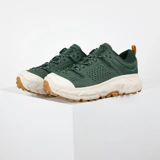 Hoka Speedgoat أخضر بيج مع الجزء العلوي المثقب وميدسول أبيض فاتح أحذية جري