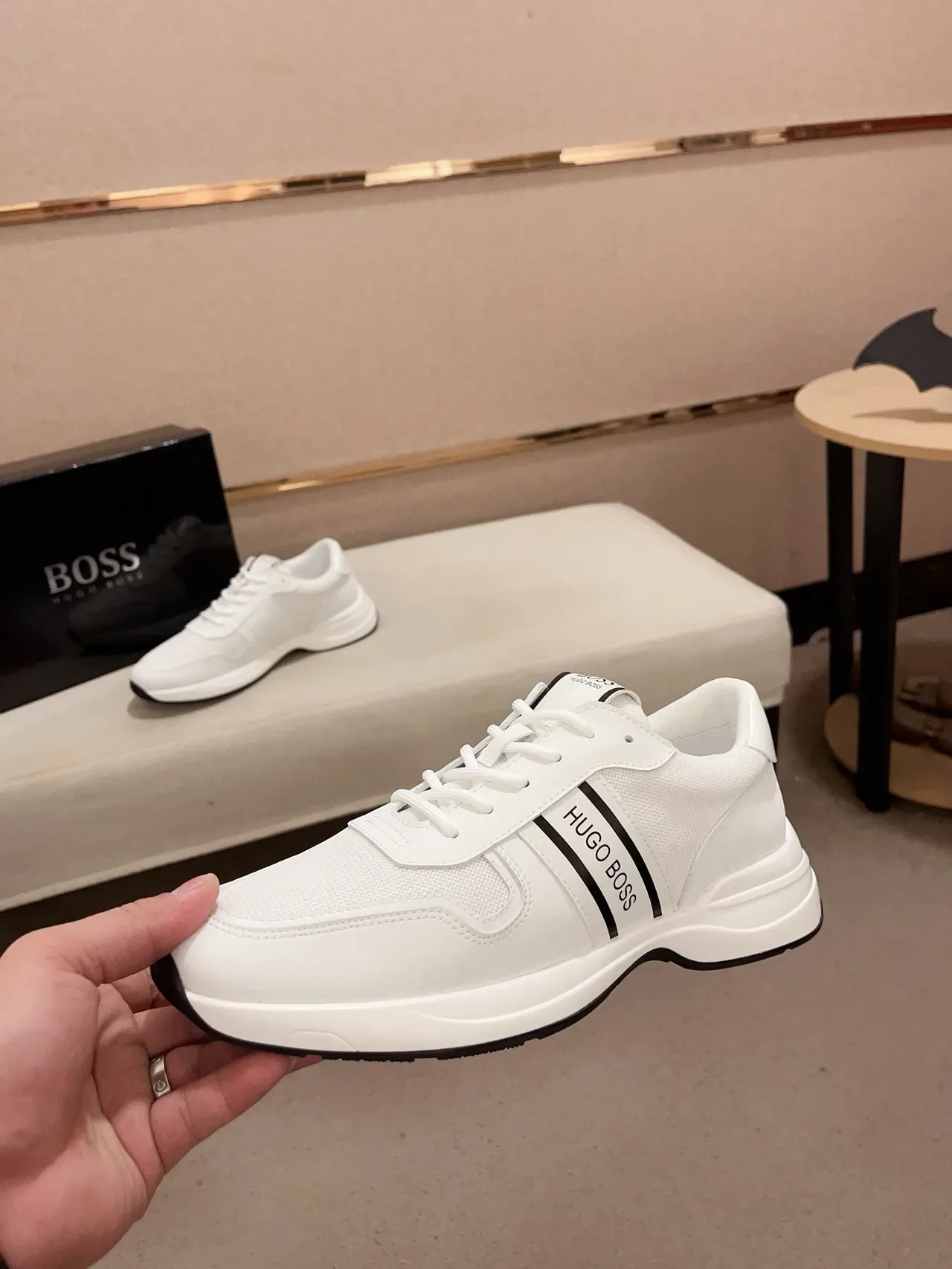 Hugo Boss Chaussure Lifestyle rayures blanches et noires 3
