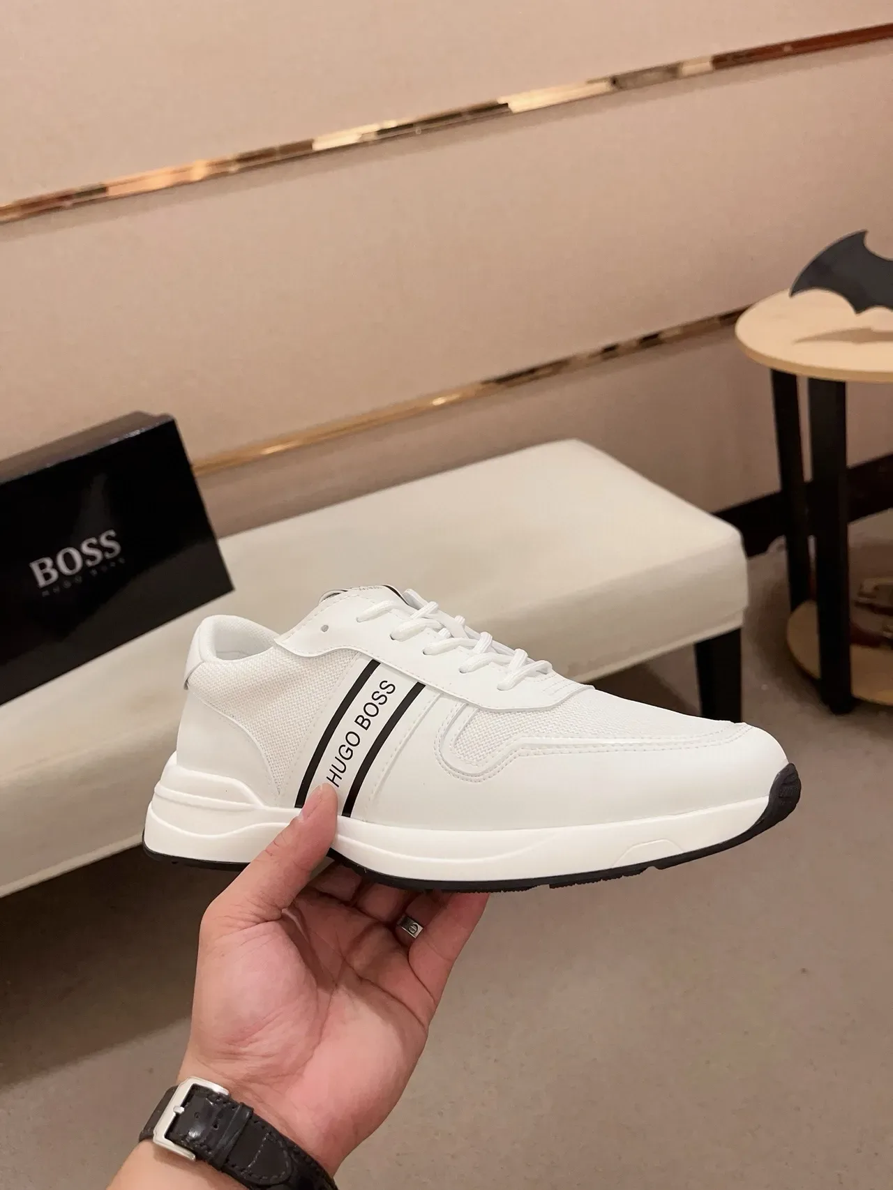 Hugo Boss Chaussure Lifestyle rayures blanches et noires 4