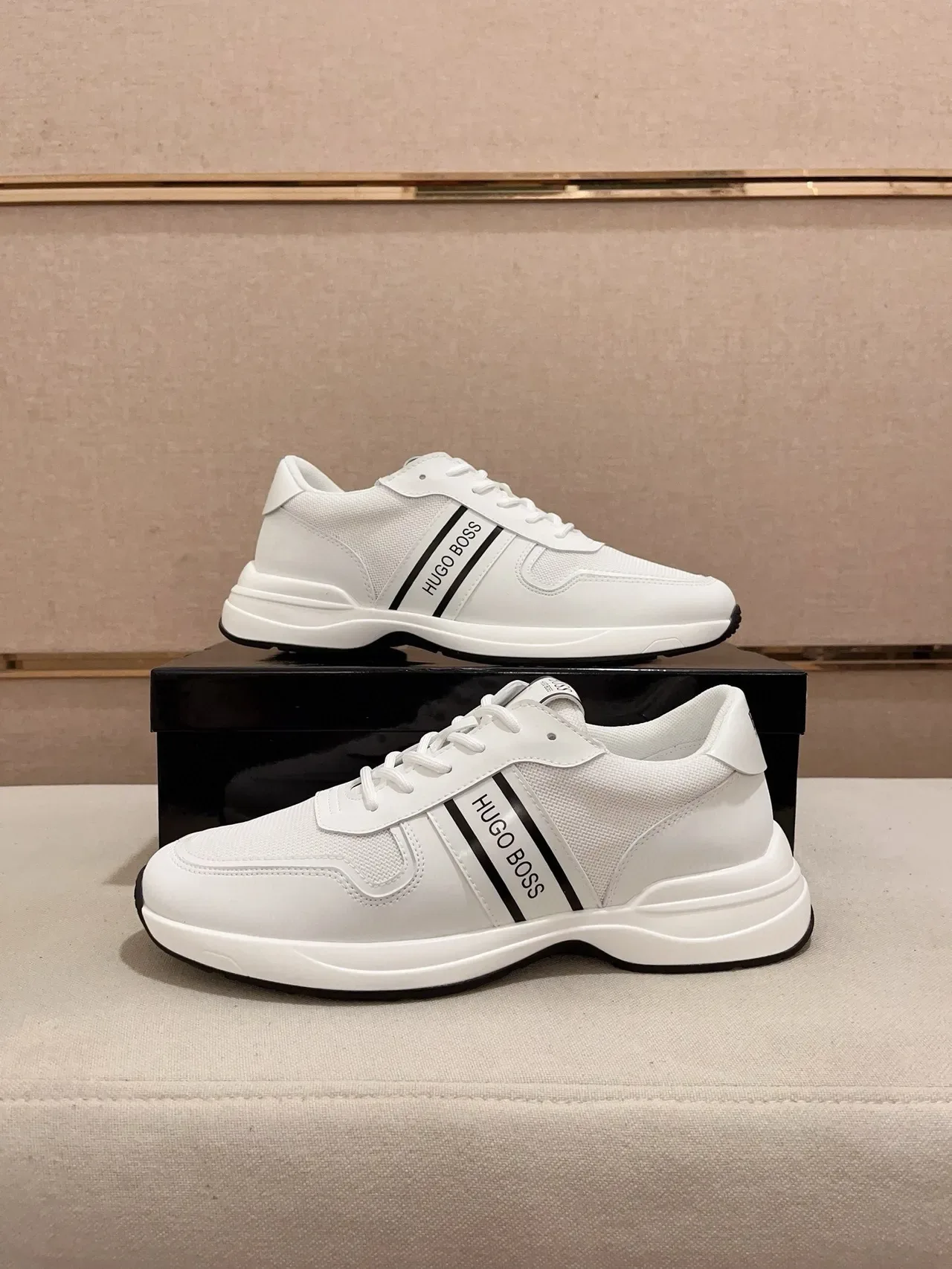 Hugo Boss Chaussure Lifestyle rayures blanches et noires 7