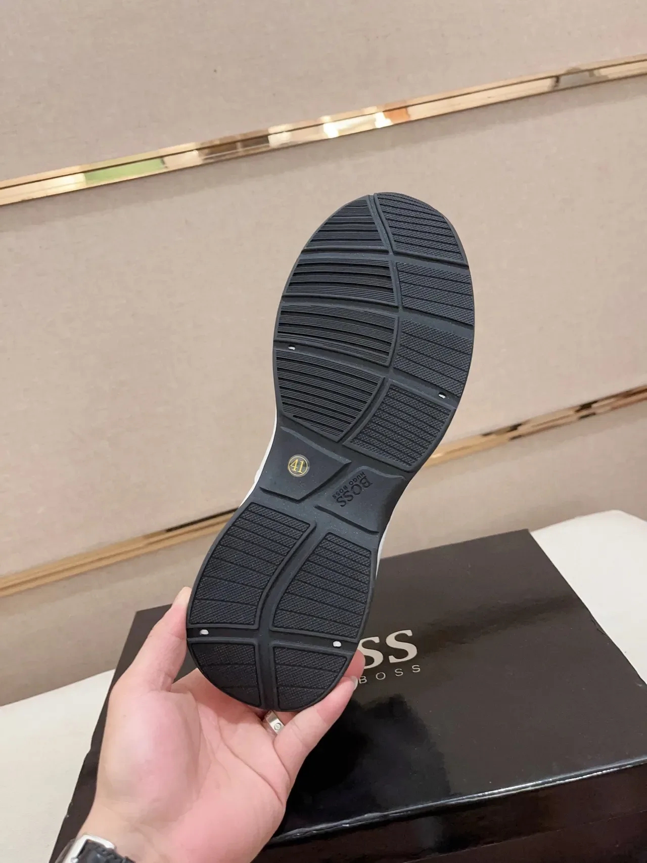 Hugo Boss Chaussure Lifestyle rayures blanches et noires 8
