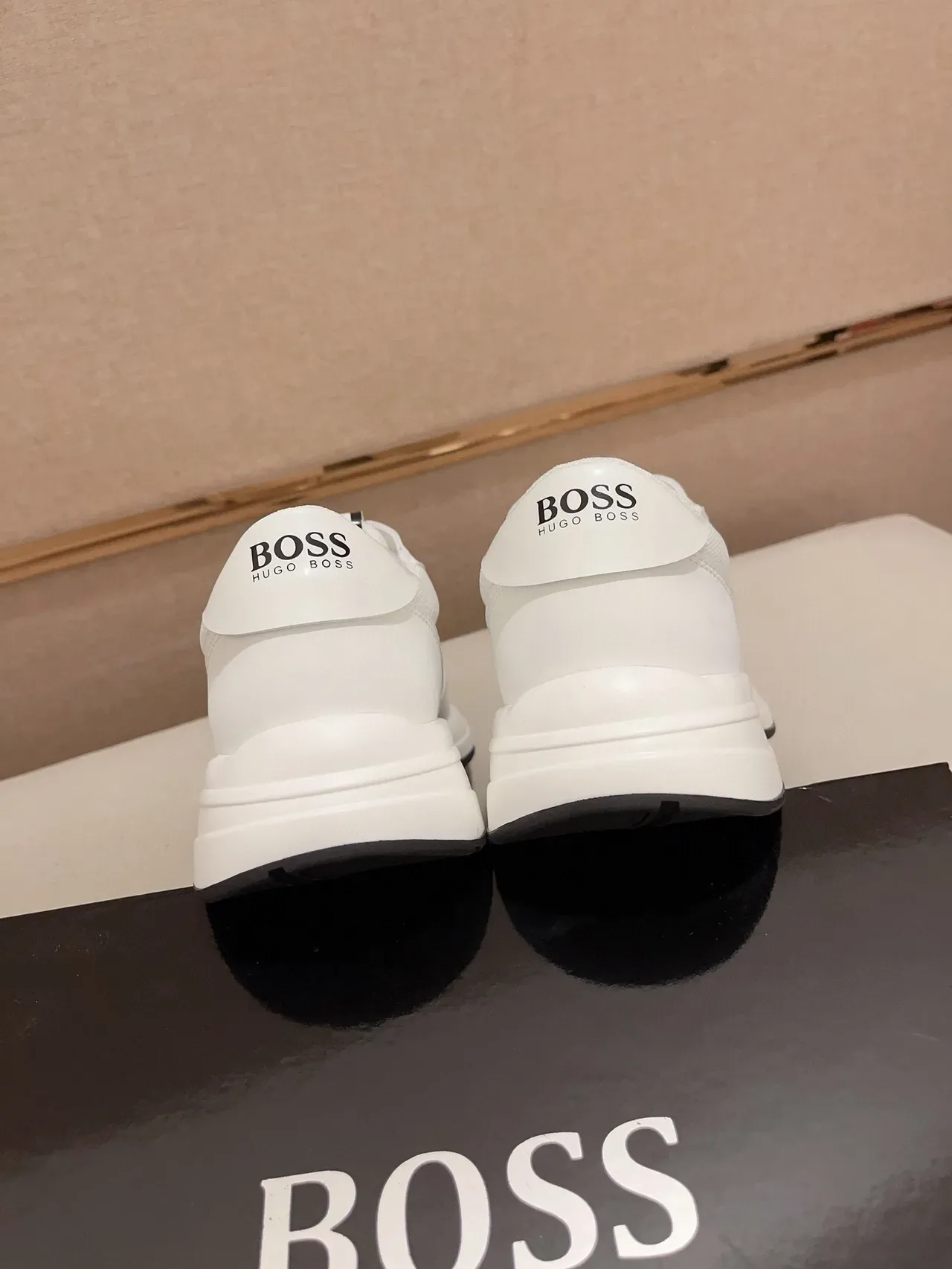 Hugo Boss Chaussure Lifestyle rayures blanches et noires 9