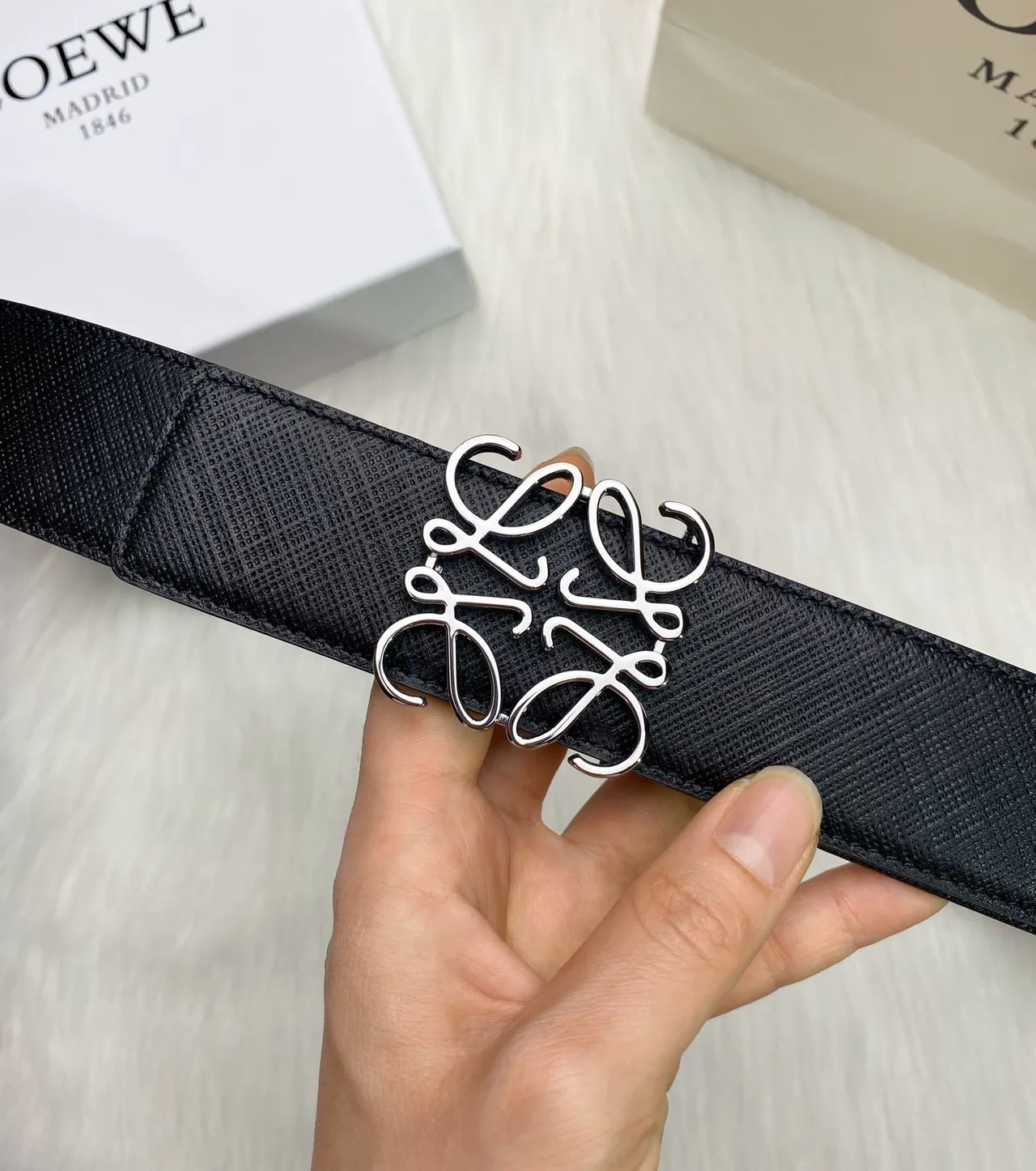 Loewe Anagram Belt काला टेक्सचर्ड लेदर बेल्ट 8