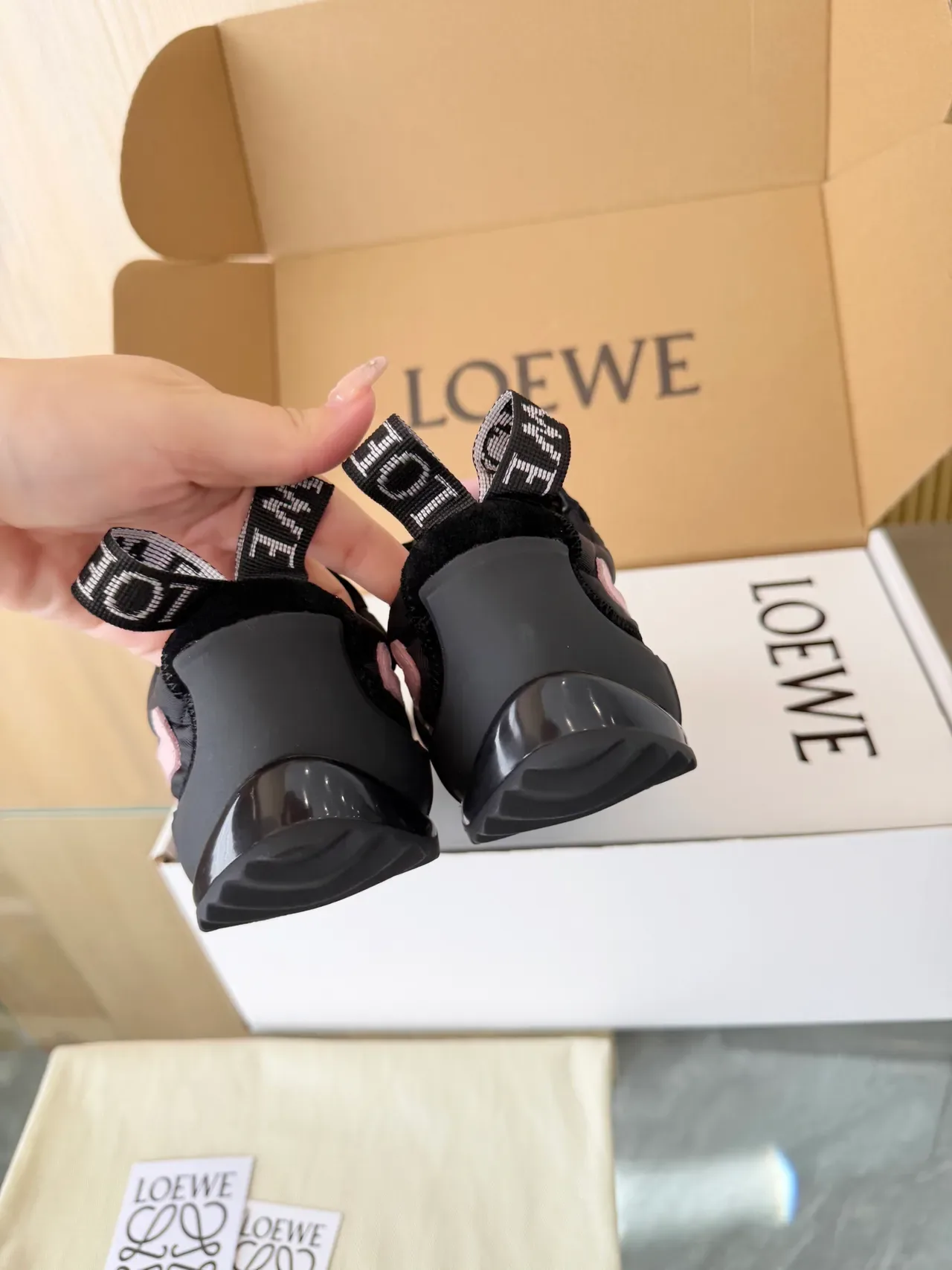 Loewe Flow Runner 2.0 Noir et rose chaussures lifestyle 2