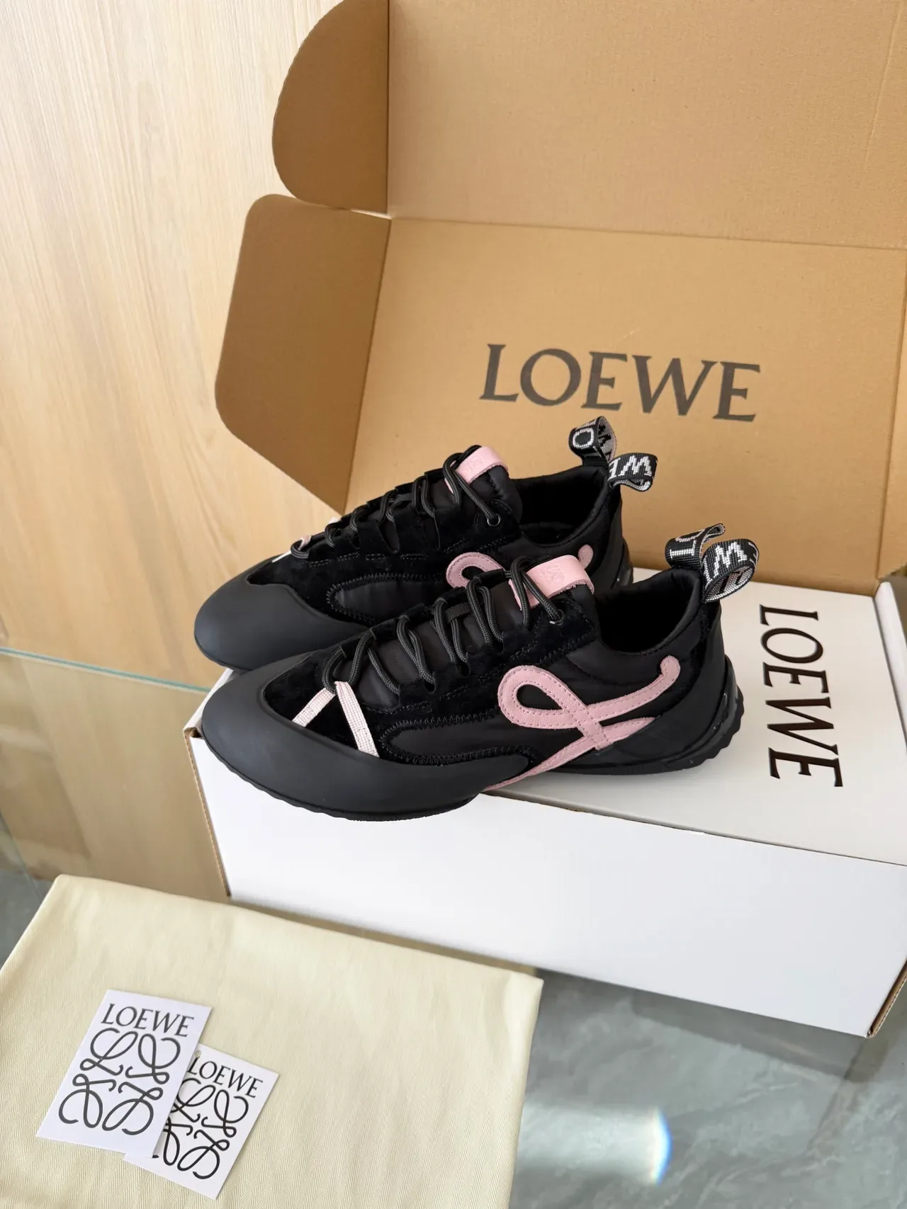Loewe Flow Runner 2.0 Noir et rose chaussures lifestyle 5