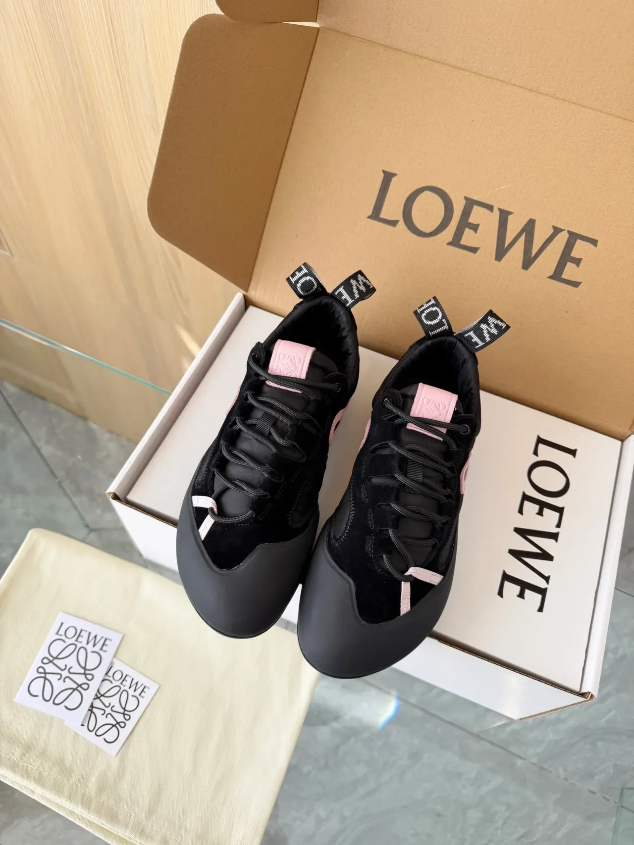 Loewe Flow Runner 2.0 Noir et rose chaussures lifestyle 6