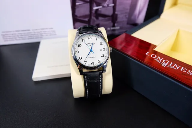 Longines Relógio Clássico de Vestido Preto e Branco com Caixa de Tono Prateado e Mecanismo Mecânico 2