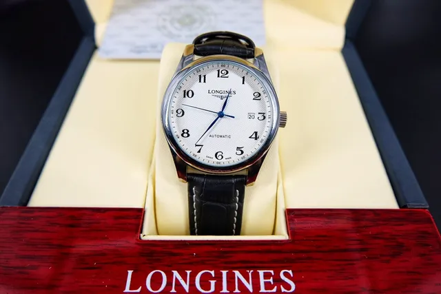 Longines Relógio Clássico de Vestido Preto e Branco com Caixa de Tono Prateado e Mecanismo Mecânico 4
