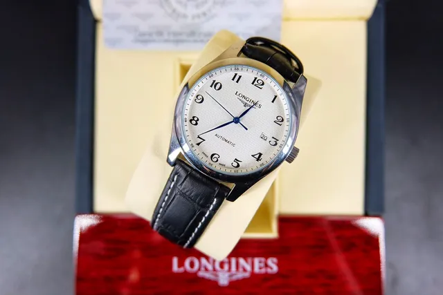 Longines Relógio Clássico de Vestido Preto e Branco com Caixa de Tono Prateado e Mecanismo Mecânico 6