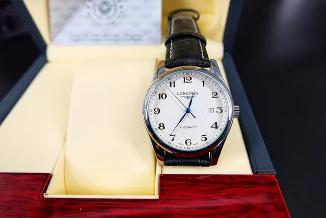 Longines Relógio Clássico de Vestido Preto e Branco com Caixa de Tono Prateado e Mecanismo Mecânico 7