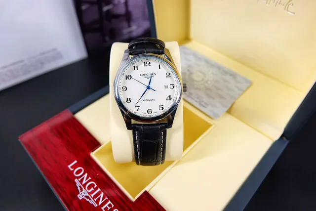 Longines Relógio Clássico de Vestido Preto e Branco com Caixa de Tono Prateado e Mecanismo Mecânico 8