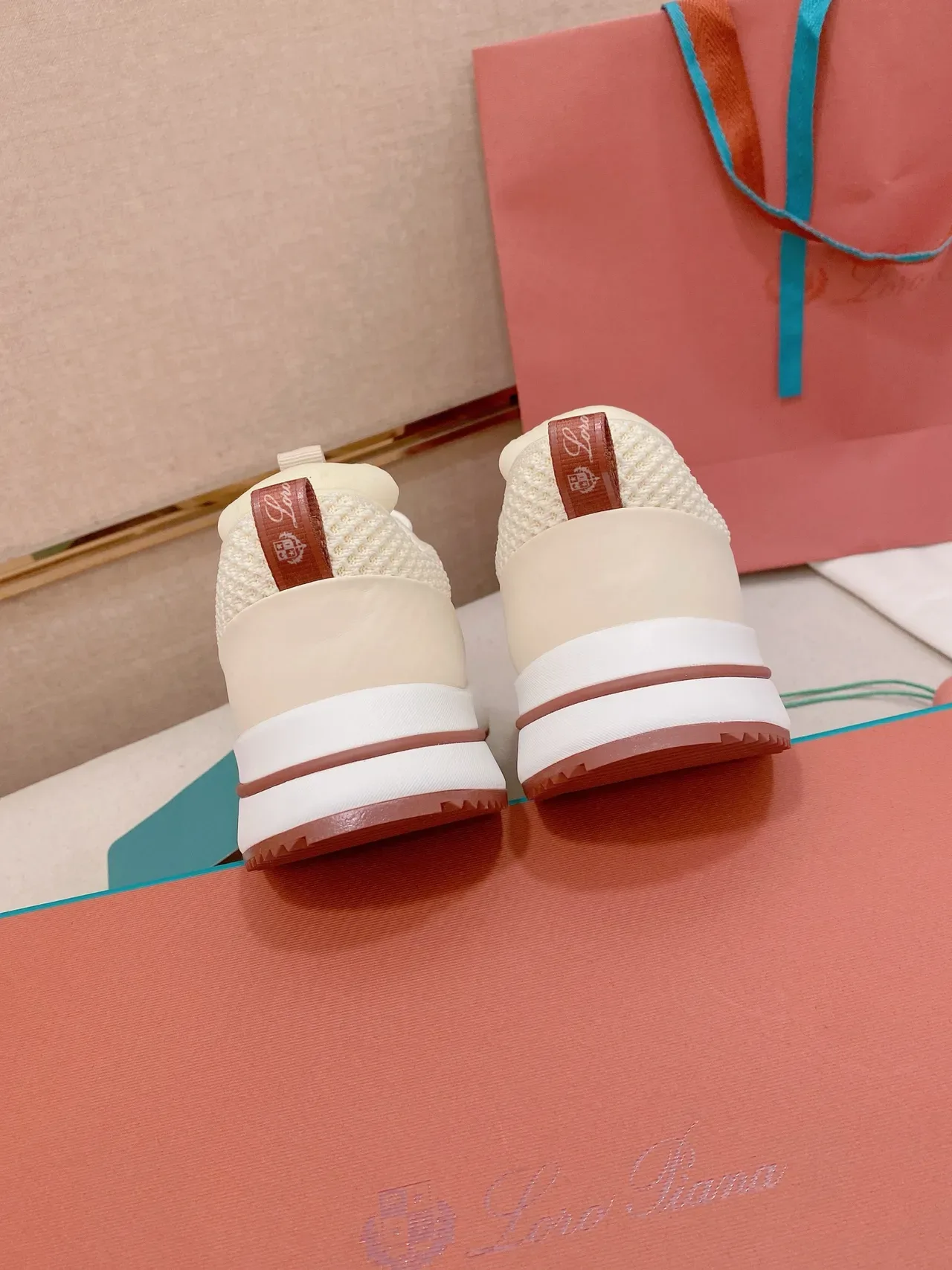 Loro Piana Tênis lifestyle com upper de knit bege vermelho, midsole esculpido branco 3