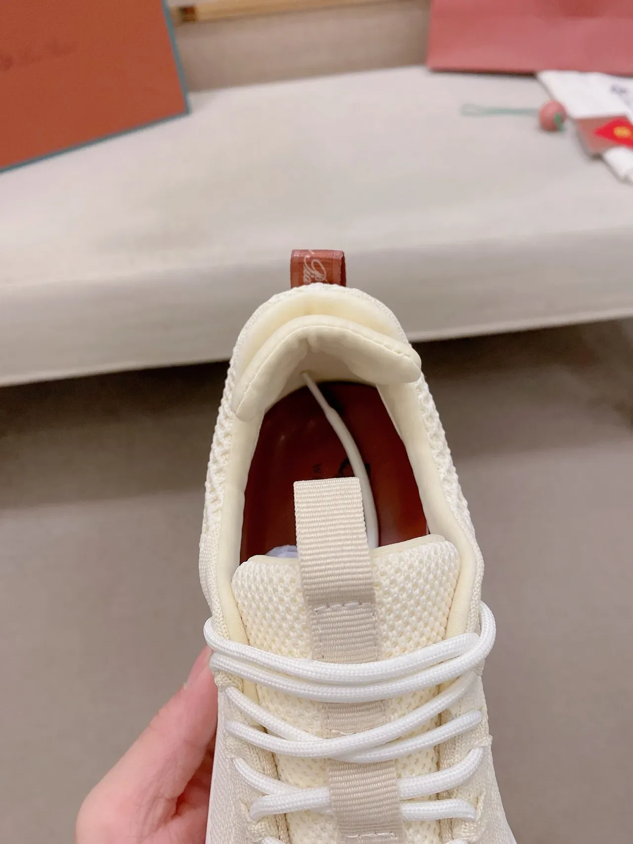 Loro Piana Tênis lifestyle com upper de knit bege vermelho, midsole esculpido branco 4