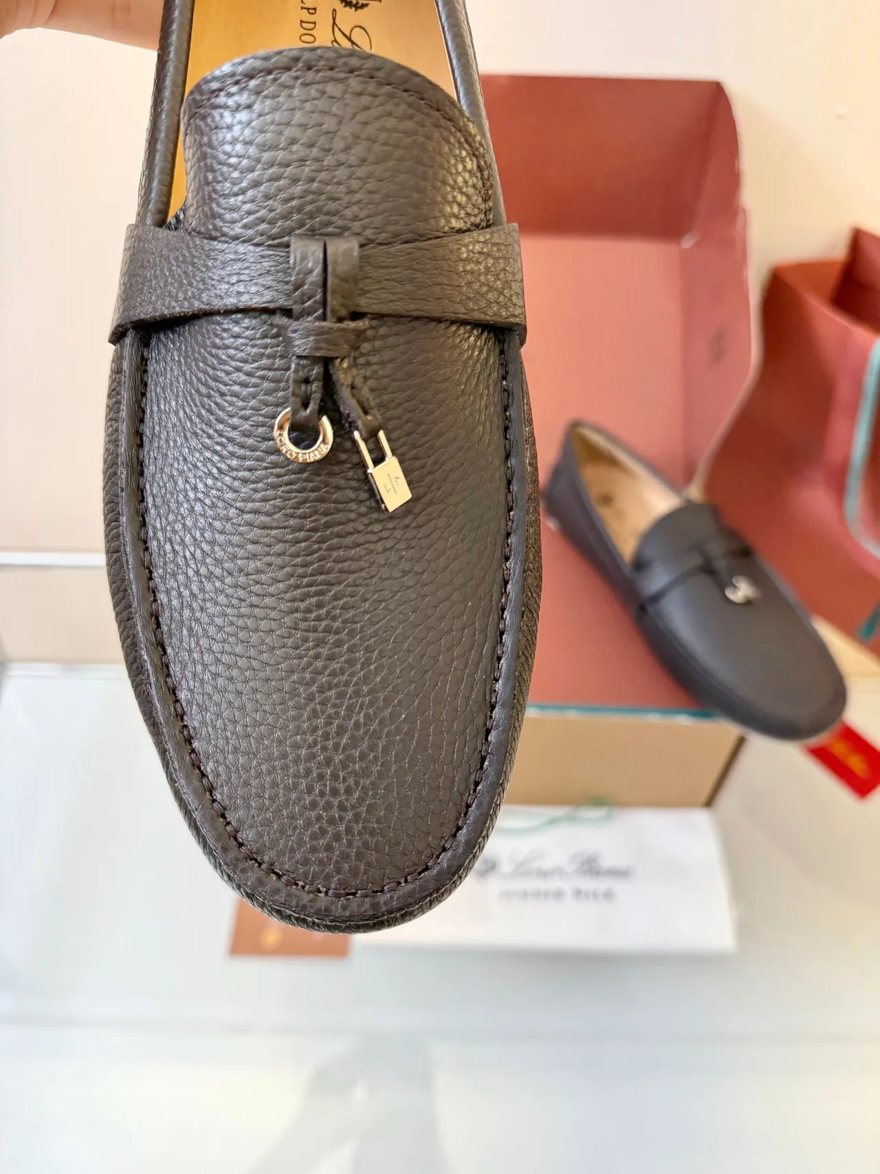 Loro Piana Gommino Loafer Couro Marrom com Textura Granular Mocassins 3