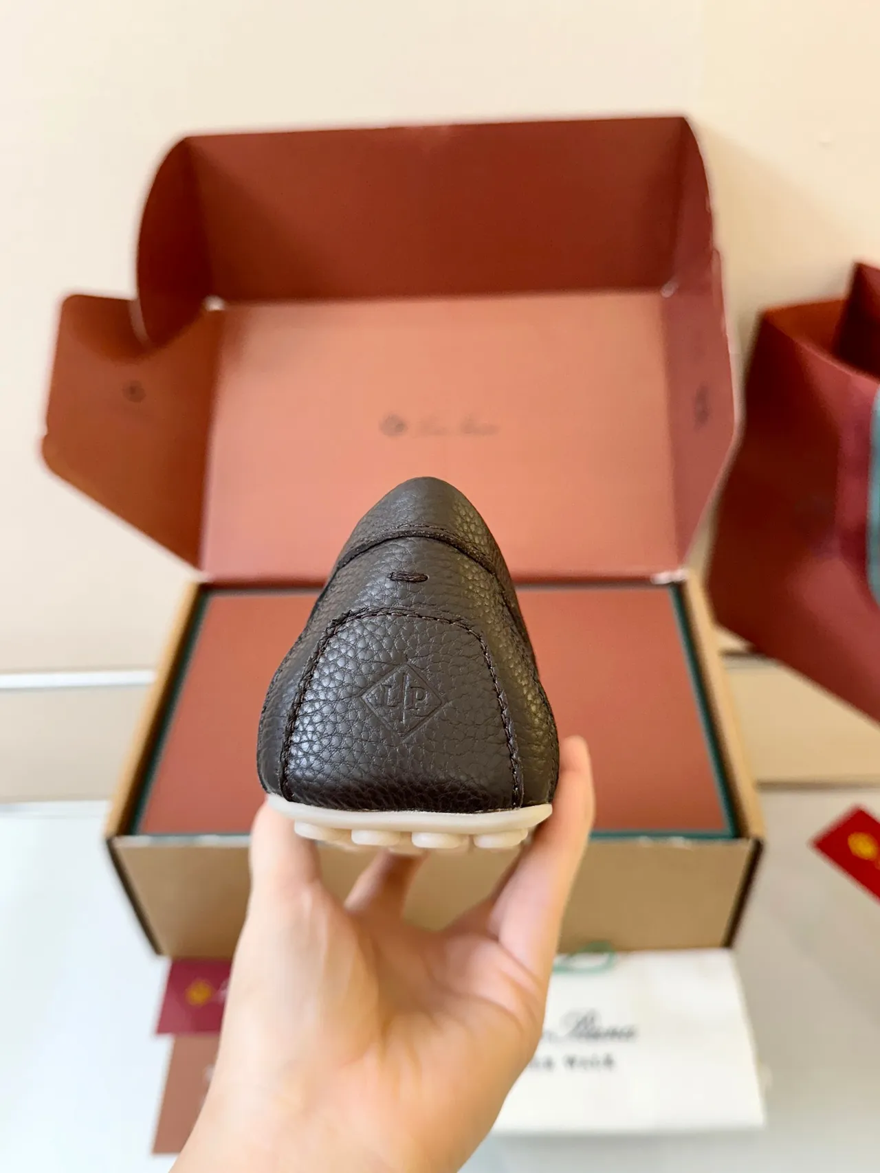Loro Piana Gommino Loafer Couro Marrom com Textura Granular Mocassins 4