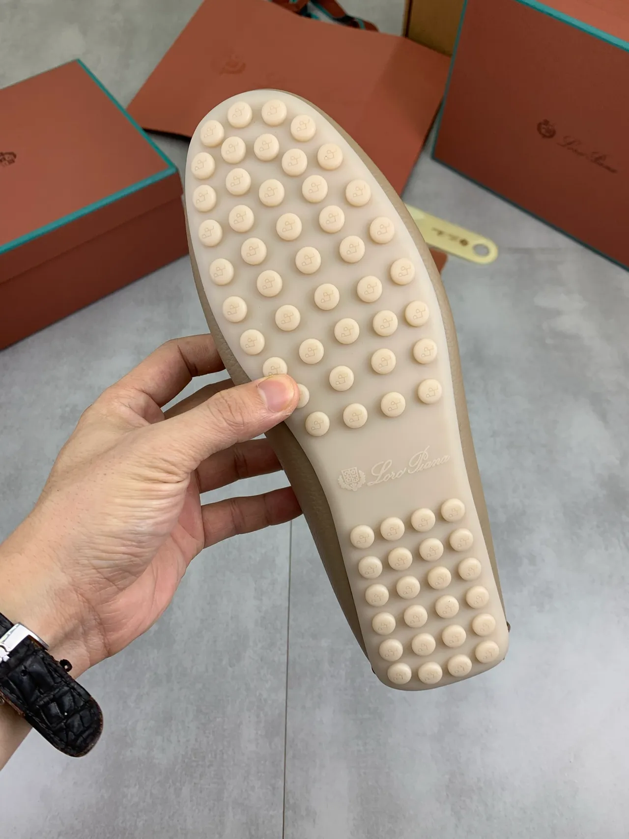 Loro Piana Penny Loafer Mocassins en cuir beige grainé 3