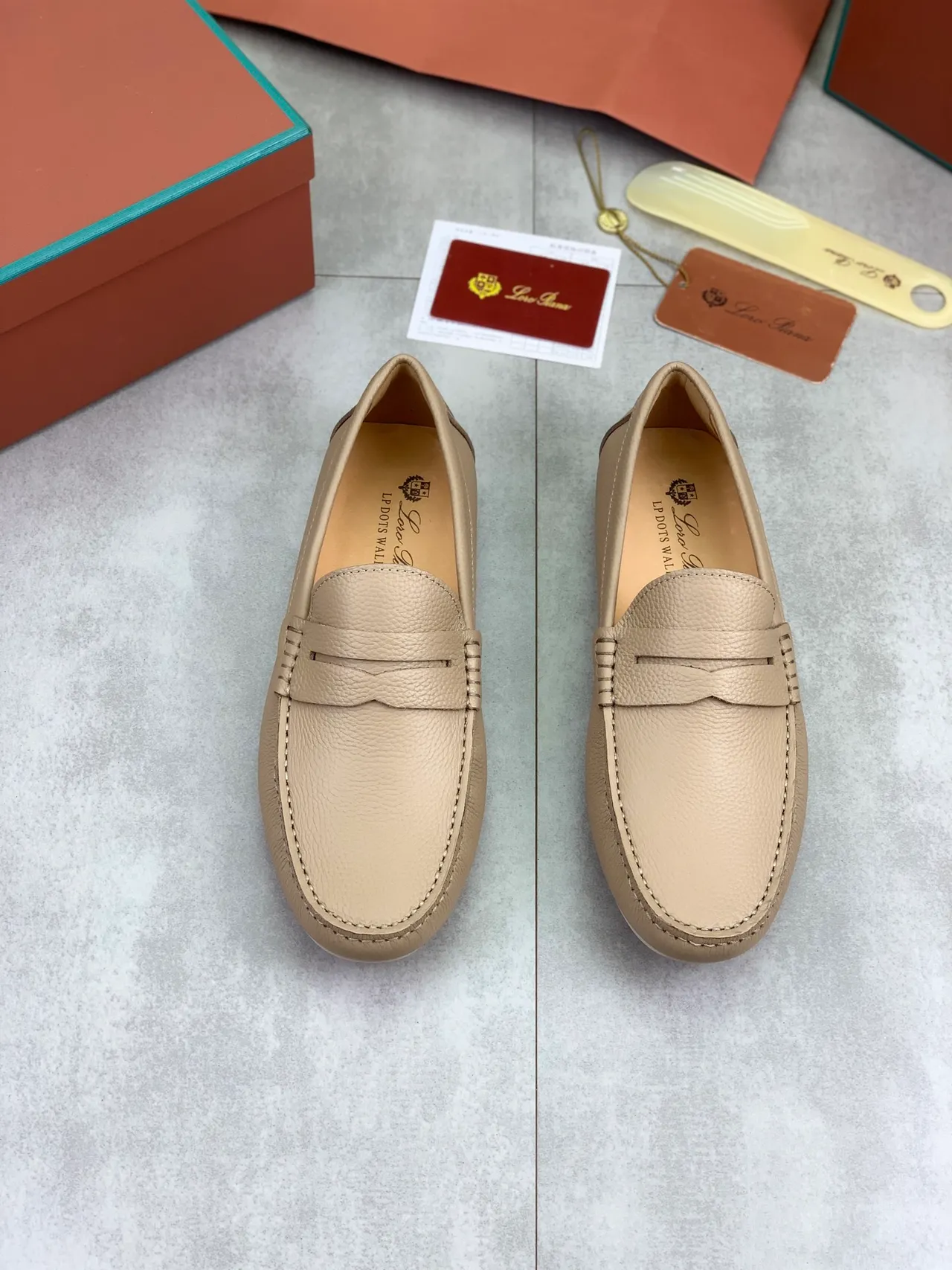 Loro Piana Penny Loafer Mocassins en cuir beige grainé 4