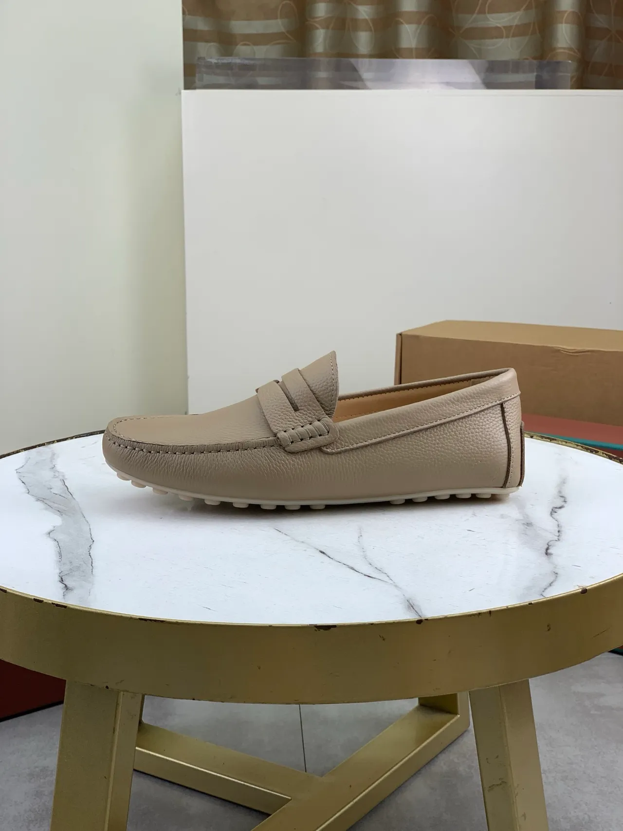 Loro Piana Penny Loafer Mocassins en cuir beige grainé 5