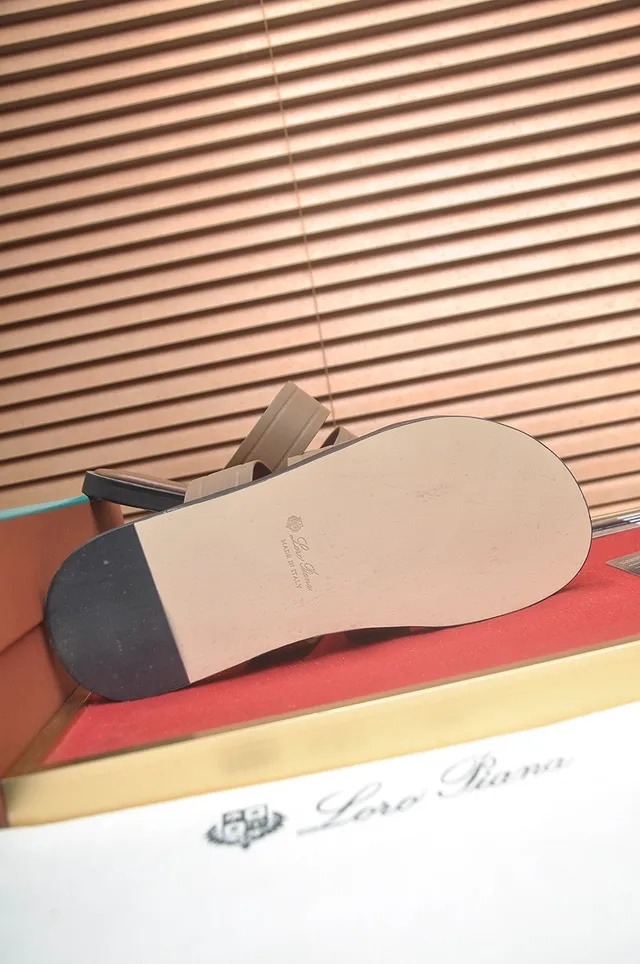 Loro Piana Bege Sandálias de três tiras slide casual 8