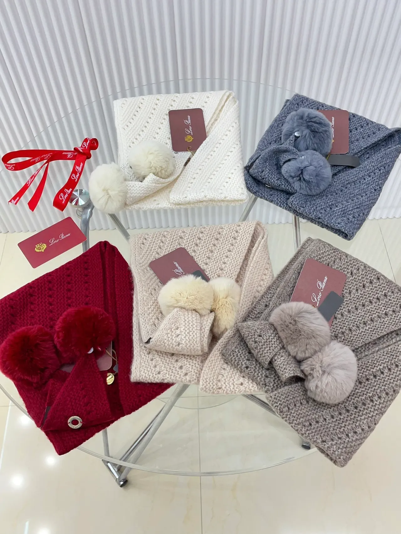 Loro Piana Beanie Blanc Beige Tricoté côtelé avec patch brodé de tigre 3