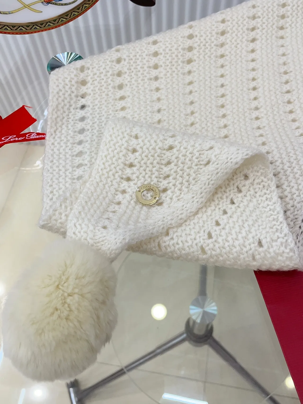 Loro Piana Beanie Blanc Beige Tricoté côtelé avec patch brodé de tigre 6