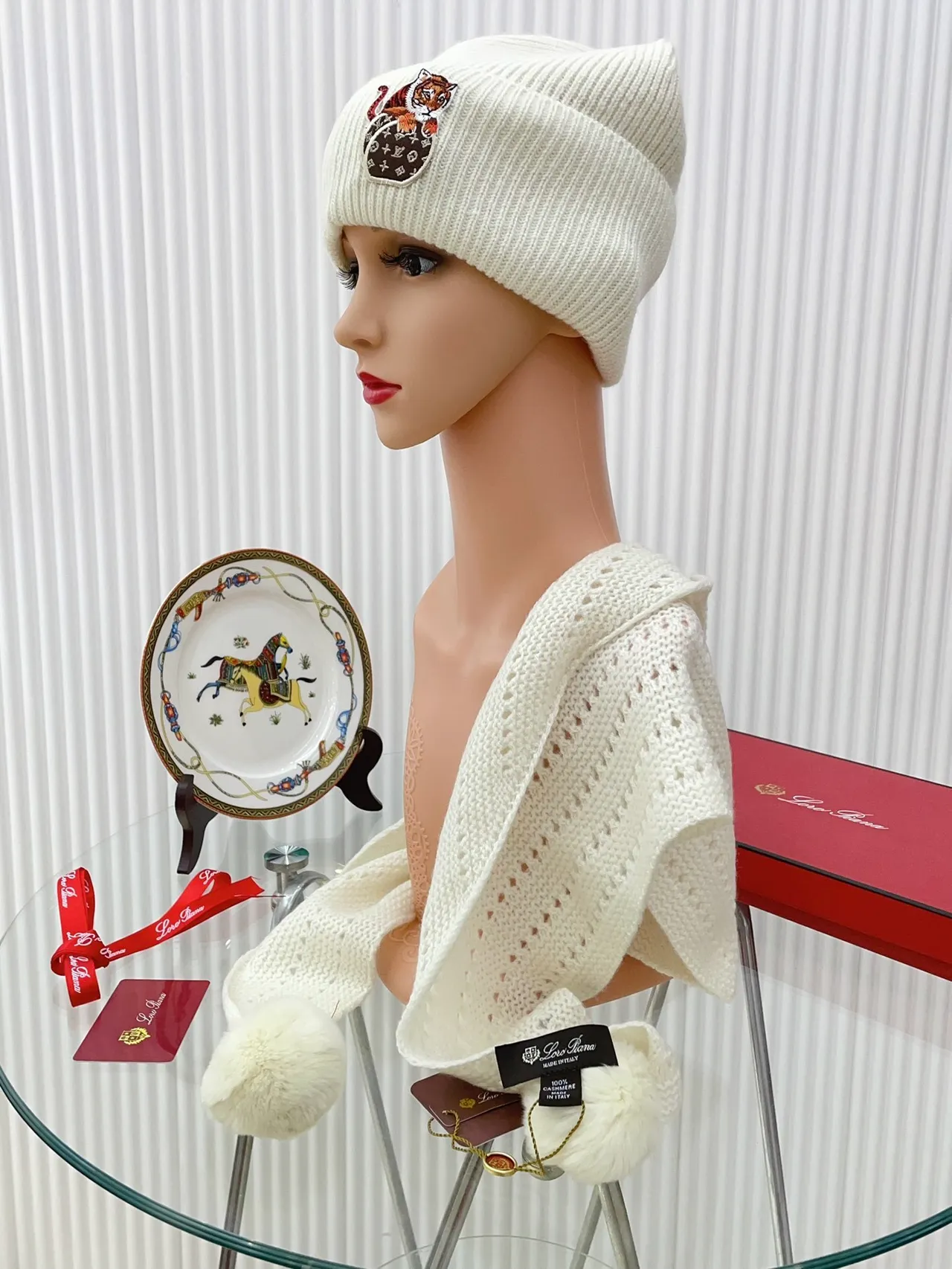 Loro Piana Beanie Blanc Beige Tricoté côtelé avec patch brodé de tigre 8